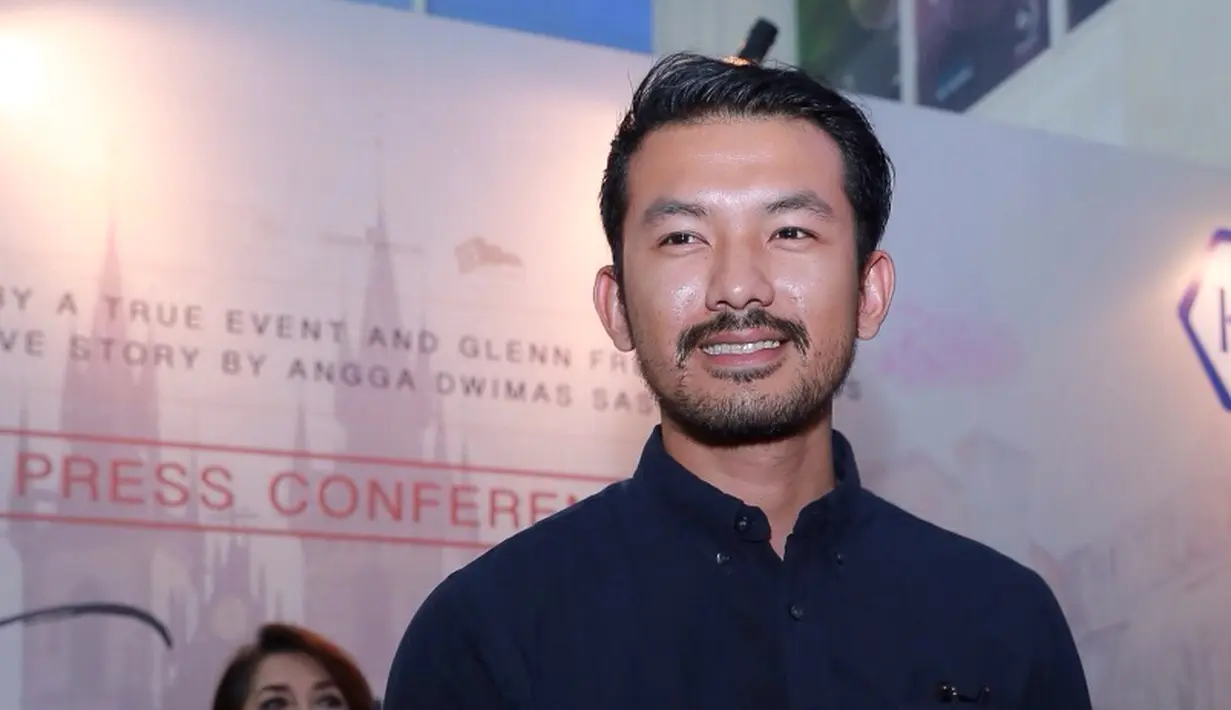 Suami Atiqah Hasiholan ini selain main film dan sinetron, ia juga disibukkan dengan bintang iklan. Demi mendapatkan penghasilan rutin, ia mencoba buka usaha. (Galih W. Satria/Bintang.com)