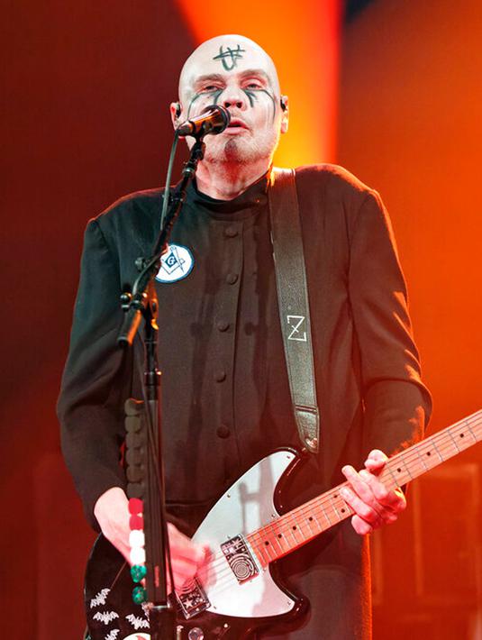 <p>Billy Corgan dari The Smashing Pumpkins tampil di Metro, Chicago, Amerika Serikat, 20 September 2022. (Photo by Rob Grabowski/Invision/AP)</p>