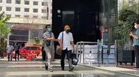 Sahat tiba di Gedung KPK sekitar pukul 12.42 WIB. Dia terlihat mengenakan kemeja putih lengan pendek dengan celana hitam. Dia terlihat mengenakan masker hitam dengan kepala dibalut topi berwarna kuning. (Foto:Liputan6/fachrur Rozie)