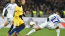 Aksi Ngolo Kante pada leg kedua, babak 16 besar Liga Europa yang berlangsung di Stadion Stamford Bridge, London, Jumat (15/3). Chelsea menang 5-0 atas Dynamo Kiev. (AFP/ Sergei Supinski)