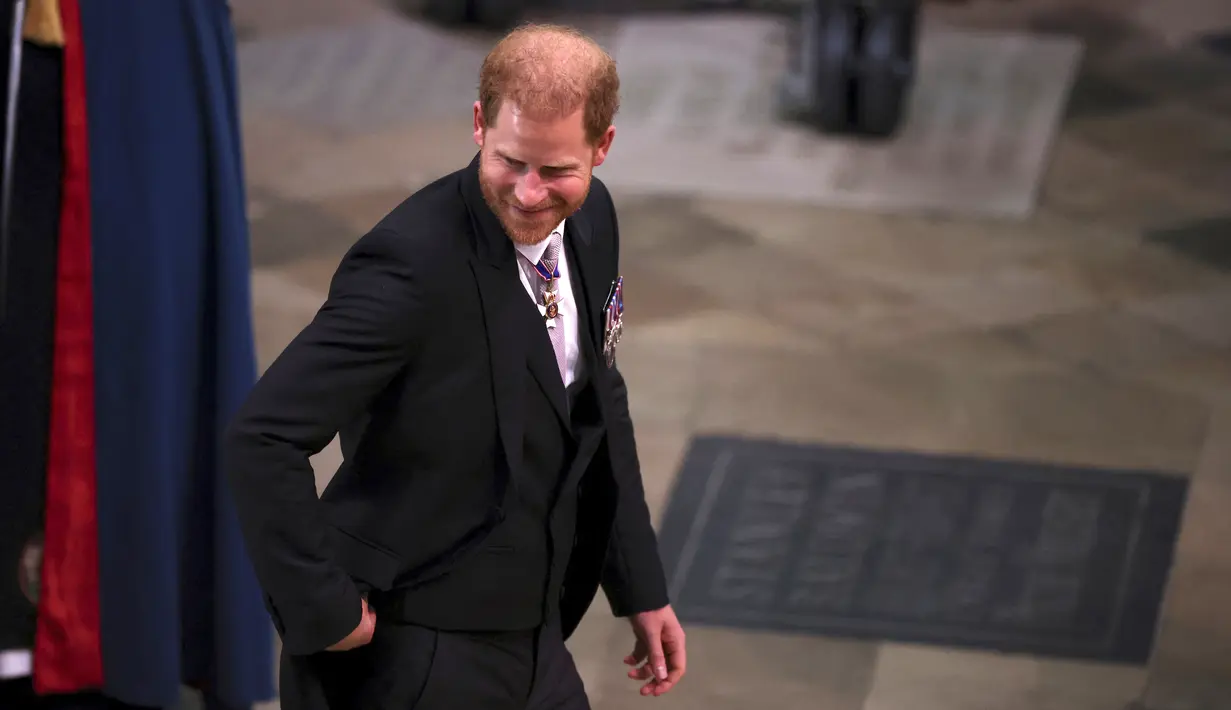 Pangeran Harry tiba untuk menghadiri upacara penobatan Raja Charles III dan Permaisuri Camilla Inggris, di Westminster Abbey, London, Sabtu (6/5/2023). (Phil Noble/Pool Photo via AP)