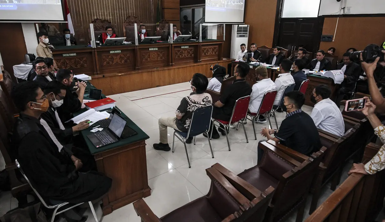 Sejumlah saksi menjalani sidang pemeriksaan saksi terkait kasus pembunuhan berencana Brigadir Yosua Hutabarat alias Brigadir J di Pengadilan Negeri Jakarta Selatan, Senin (31/10/2022). 11 saksi dihadirkan di sidang hari ini. (Liputan6.com/Johan Tallo)