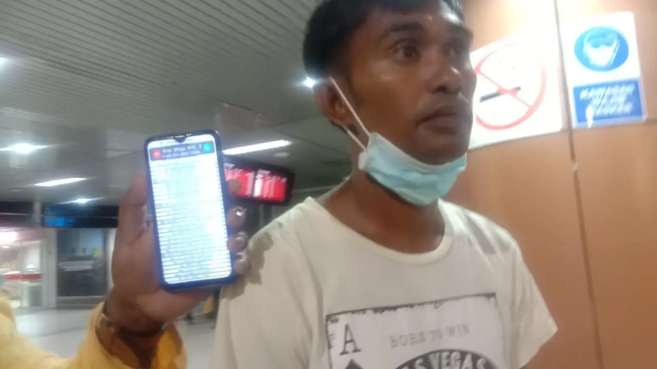 Keluarga penumpang Sriwijaya Air yang jatuh mencari kejelasan nasib keluarganya di Bandara Supadio Pontianak. (Foto: Liputan6.com/Aceng Mukaram)