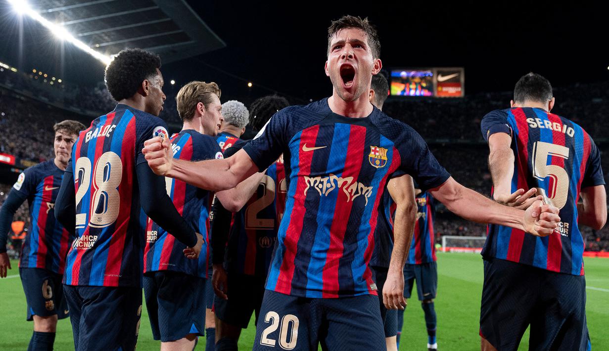 Pemain Barcelona, Sergio Roberto melakukan selebrasi setelah mencetak gol penyeimbang 1-1 ke gawang Real Madrid pada laga pekan ke-26 Liga Spanyol 2022/2023 di Camp Nou, Barcelona, Senin (20/03/2023). Blaugrana menang dengan skor 2-1 pada pertandingan yang bertajuk El Classico tersebut. (AFP/Josep Lago)