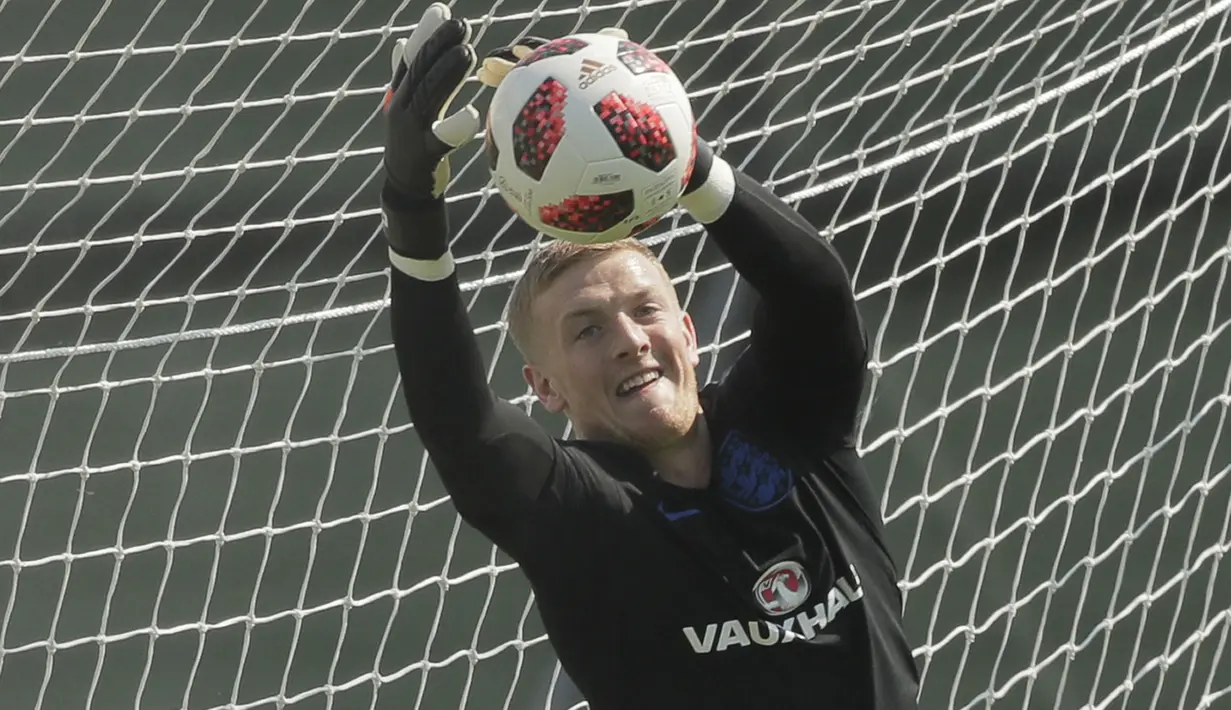 Jordan Pickford beraksi menangkap bola saat sesi latihan di Zelenogorsk dekat St. Petersburg, Rusia, (13/7/2018). Inggris akan melawan Belgia untuk memperebutkan tempat ketiga Piala Dunia 2018. (AP/Dmitri Lovetsky)
