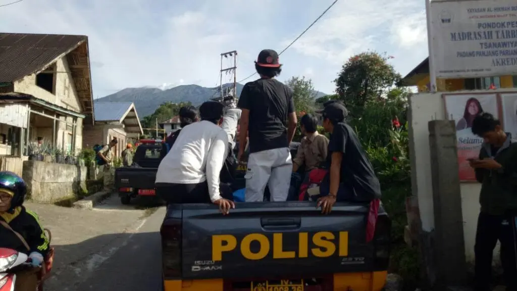 Petugas dan keluarga mencari pendaki yang tersesat usai Gunung Marapi meletus (Liputan6.com / M.Syukur)