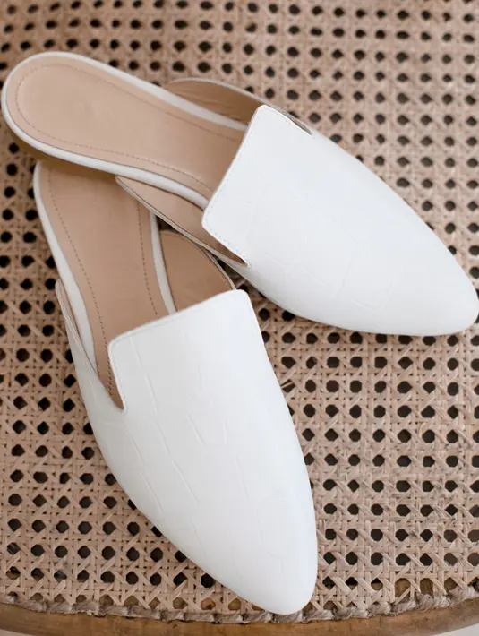 2. Mules ShoesJika kamu suka dengan tampilan feminim tapi tetap ingin casual, coba kamu padukan legging dengan mules shoes. Kemudian, atasannya gunakan tshirt dan long cardigan atau outer lainnya.   / copyright shutterstock