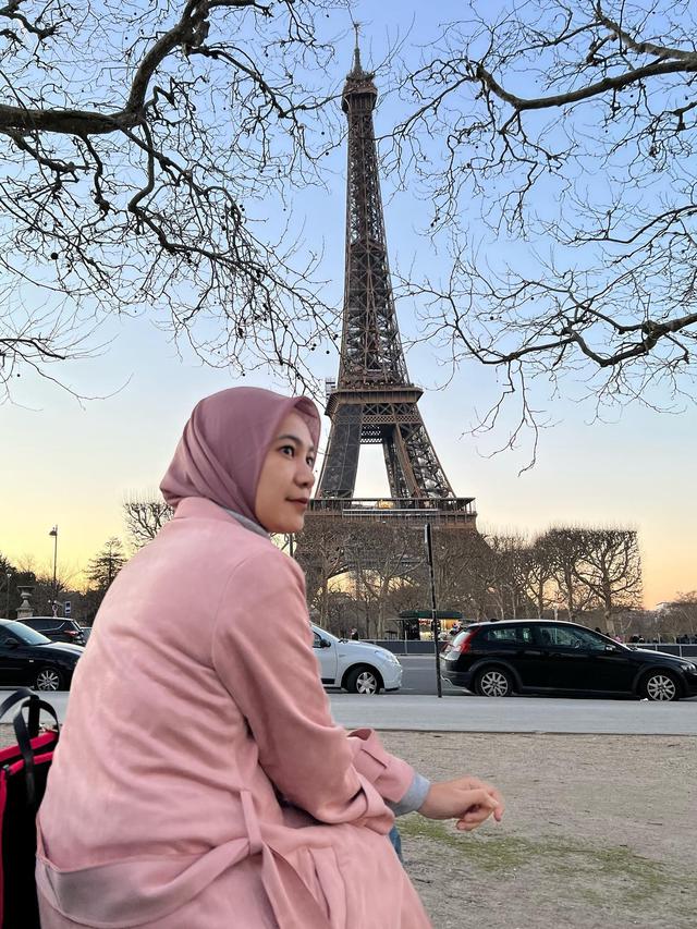 Duduk Sendirian Lagi, Ini 7 Momen Mommy ASF saat di Paris