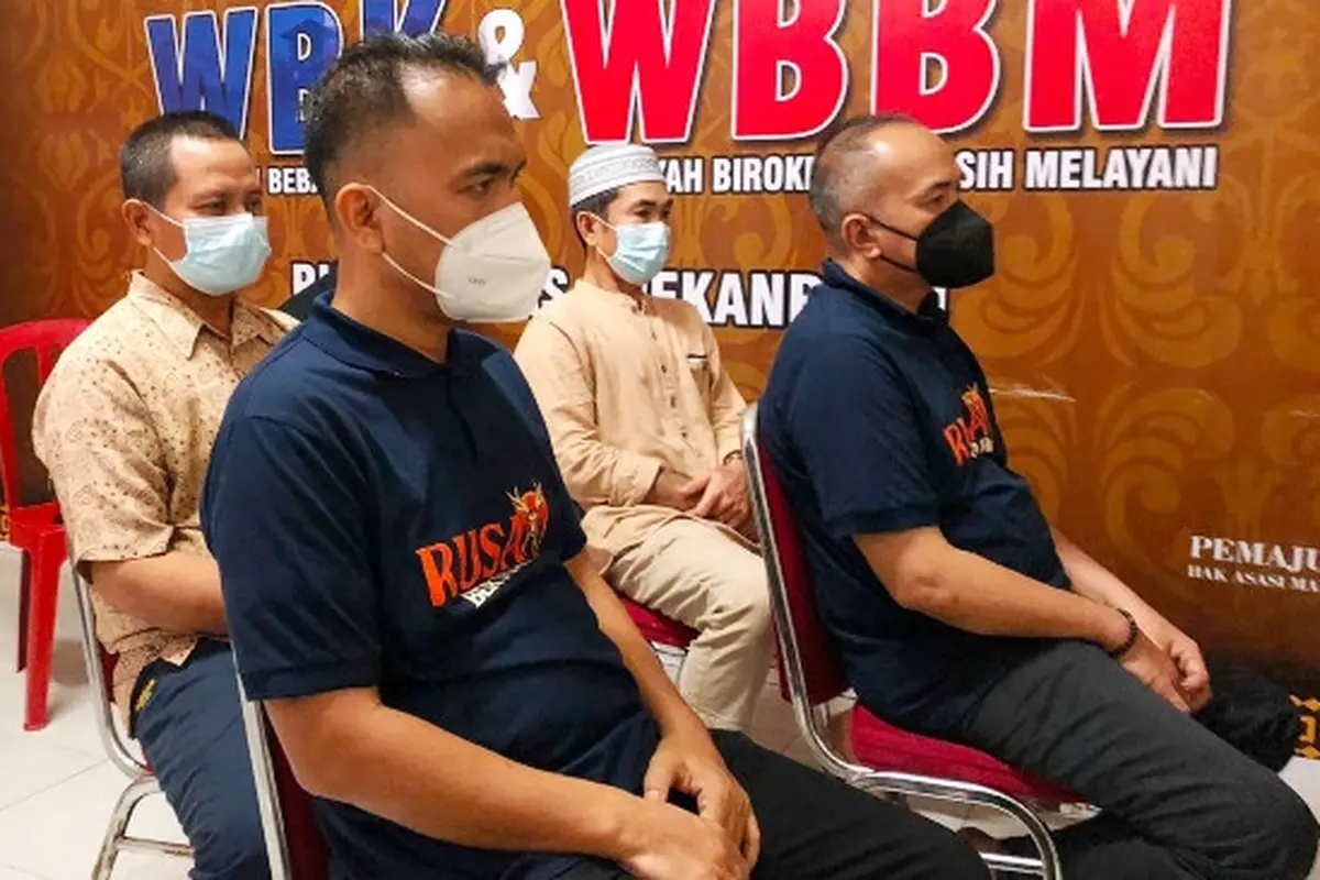 Terdakwa korupsi RSUD Rokan Hulu mendengarkan tuntutan secara daring.