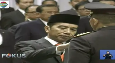 Presiden Jokowi memberi penghargaan bintang bhayangkara nararia kepada empat anggota Polri yang dinilai berjasa di peringatan Hari Bhayangkara ke-72 di Istora Senayan.