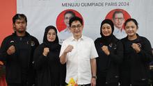 Ketua PB Perpani, Arsjad Rasyid bersama empat atlet panahan yang akan tampil di Olimpiade 2024 Paris. (Bola.com/Abdul Aziz)
