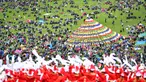 Sejumlah orang menyaksikan pertunjukan dalam upacara pembukaan Festival Pariwisata Shambhala ke-20 di Prefektur Otonom Etnis Tibet Gannan, Provinsi Gansu, China, 31 Agustus 2020. Festival Pariwisata Shambhala ke-20 dimulai di Padang Rumput Dangzhou pada Senin (31/8). (Xinhua/Chen Bin)