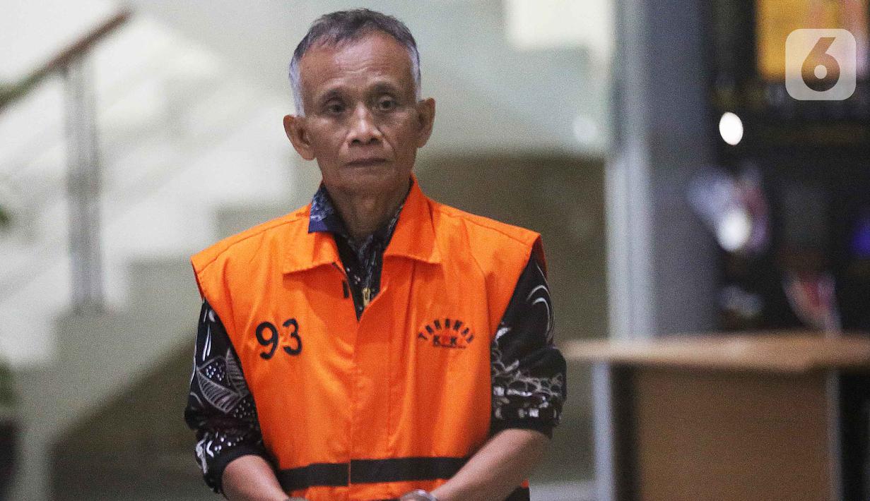 Saat itu, HM Kunang menjabat sebagai Kepala Desa Sukadami, Kecamatan Cikarang Selatan, Kabupaten Bekasi, Jawa Barat. Tampak dalam foto, tersangka kasus dugaan suap ijon proyek di lingkungan Pemerintah Kabupaten Bekasi, HM Kunang berjalan keluar Gedung Merah Putih Komisi Pemberantasan Korupsi, Jakarta, Rabu (8/4/2026). (Liputan6.com/Helmi Fithriansyah)