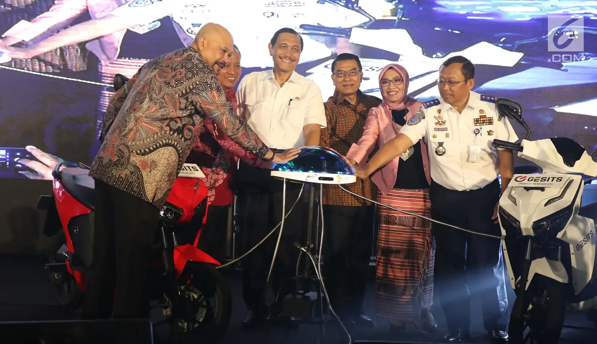 Menteri Koordinator Bidang Kemaritiman, Luhut Binsar Panjaitan (tengah) saat meresmikan gelaran Indonesia Electric Motor Show (IEMS) 2019 di Jakarta, Rabu (4/9/2019). IEMS 2019 merupakan pameran khusus kendaraan listrik pertama di Indonesia yang digelar BPPT. (Liputan6.com/Helmi Fithriansyah)