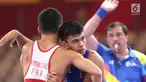 Pegulat putra Indonesia, Muhammad Aliansyah saat bertarung melawan pegulat Korea Utara Kim Myong Chol pada kelas putra 67 Kg di arena gulat JCC Senayan, Selasa (21/8). (Liputan6.com/Fery Pradolo)