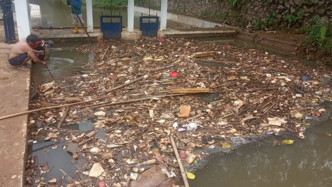 Satgas Banjir PUPR Kota Depok membersihkan sampah di dalam kali di Kota Depok