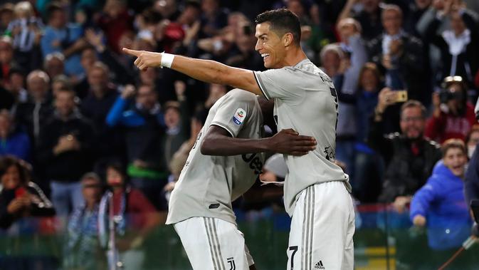 Penyerang Juventus, Cristiano Ronaldo berseleberasi dengan Alex Sandro usai mencetak gol ke gawang Udinese pada lanjutan Liga Serie A Italia di Stadion Dacia Arena (6/10). Juventus menang 2-0 atas Udinese. (AP Photo/Antonio Calanni)
