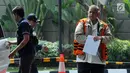 Direktur Utama nonaktif PLN Sofyan Basir (kanan) tiba di Gedung KPK, Jakarta, Kamis (27/6/2019). Tak banyak kata yang diucapkan Sofyan saat masuk ke dalam Gedung KPK. (merdeka.com/Dwi Narwoko)