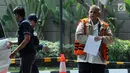Direktur Utama nonaktif PLN Sofyan Basir (kanan) tiba di Gedung KPK, Jakarta, Kamis (27/6/2019). Tak banyak kata yang diucapkan Sofyan saat masuk ke dalam Gedung KPK. (merdeka.com/Dwi Narwoko)