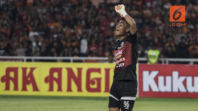 Kiper Arema FC, Kartika Ajie, memberikan instruksi saat melawan Persija Jakarta pada laga Liga 1 di SUGBK, Jakarta, Sabtu (31/3/2018). Persija menang 3-1 atas Arema FC. (Bola.com/Vitalis Yogi Trisna)