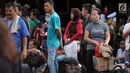 Calon penumpang menunggu bus antar kota antar provinsi di Terminal Bus Bayangan Lebak Bulus, Jakarta, Sabtu (9/6). H-6 jelang Hari Raya Idul Fitri 1439 H, Terminal Bus Bayangan Lebak Bulus mulai dipadati calon pemudik. (Liputan6.com/Helmi Fithriansyah)