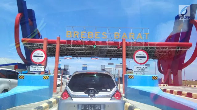 Sejumlah mobil mengantre untuk melintasi gerbang Tol Brebes Barat saat mudik natal