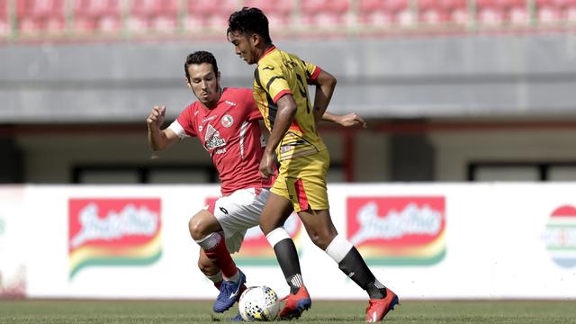 Gelandang Semen Padang, Nildo Juffo, berusaha merebut bola dari striker Mitra Kukar, Rafly Mursalim, pada laga Piala Presiden 2019. (Bola.com/Yoppy Renato)