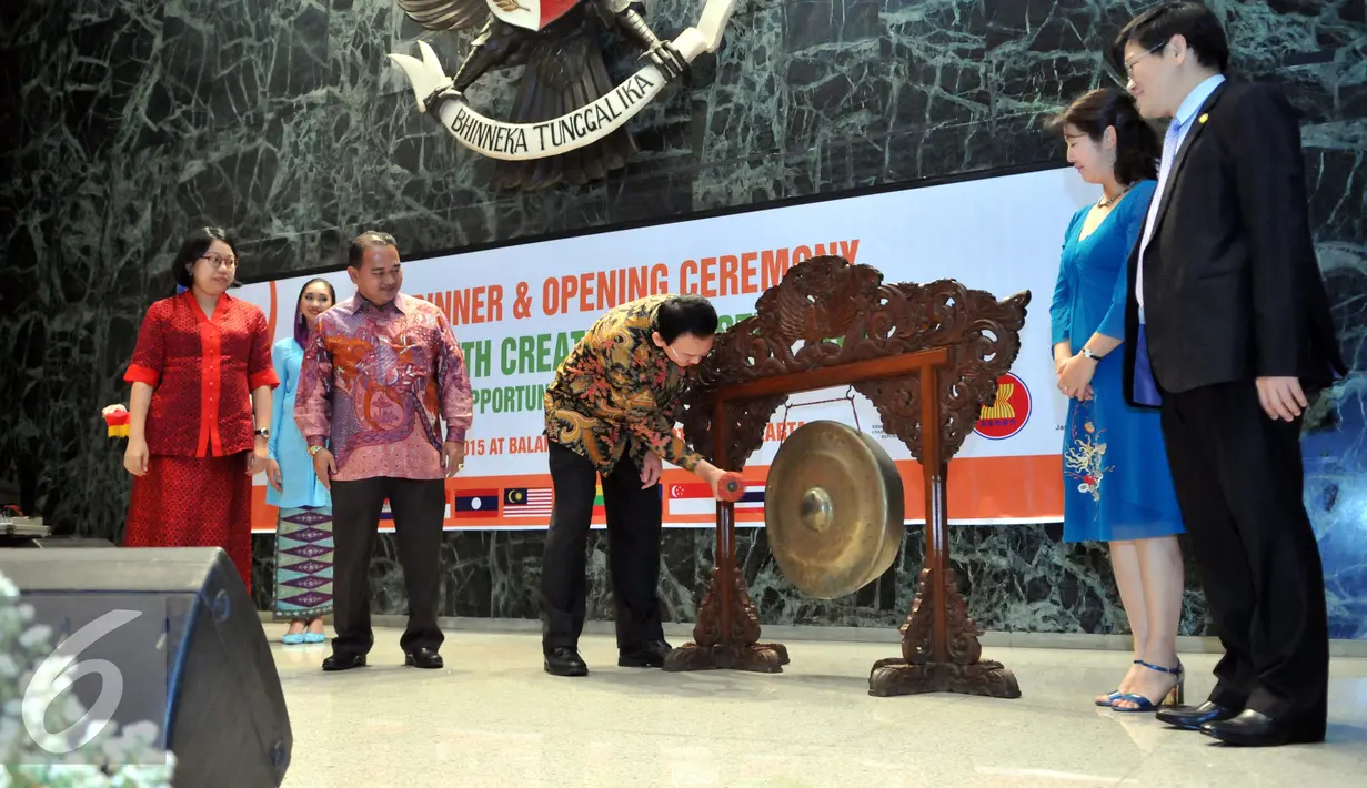 Gubernur DKI Jakarta, Basuki Tjahaja Purnama membuka acara Gala Dinner dan Ceremony The ASEAN Youth Creative Industry Fair (AYCIF), Balai Kota, Jumat (28/8/2015) (Liputan6.com/Panji Diksana)