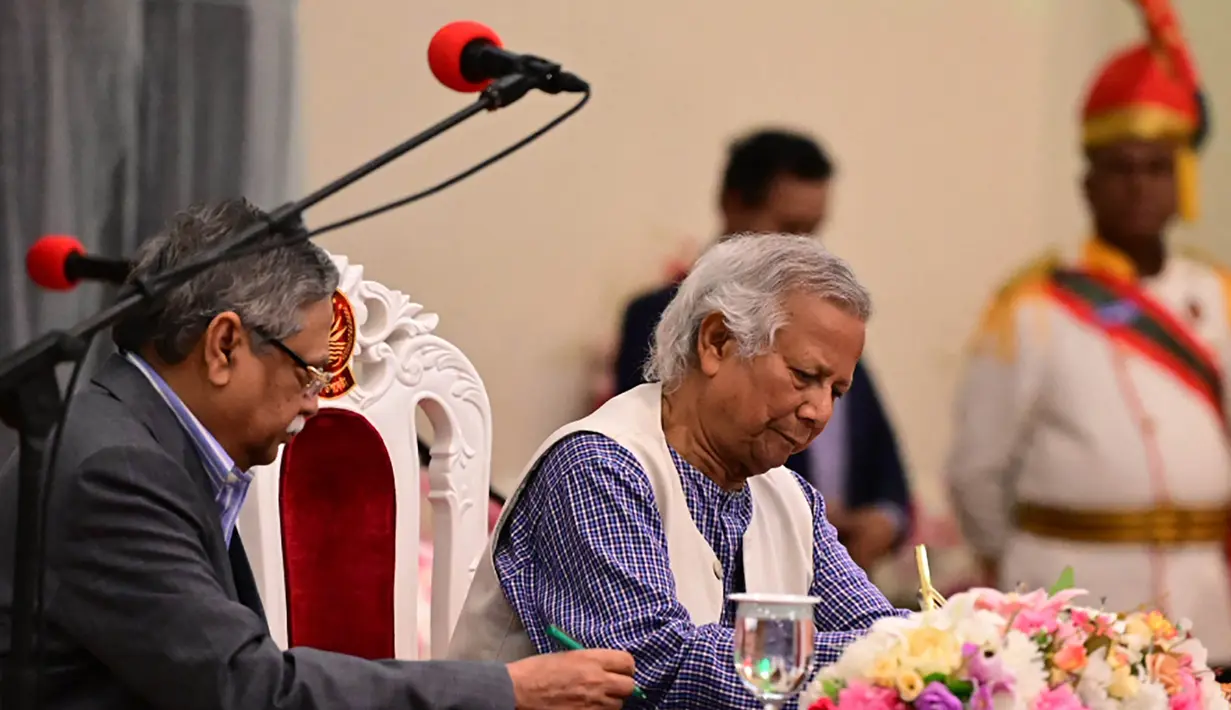 Tugas utama Muhammad Yunus yang pertama adalah memulihkan situasi dan kondisi keamanan di Bangladesh. (MUNIR UZ ZAMAN/AFP)