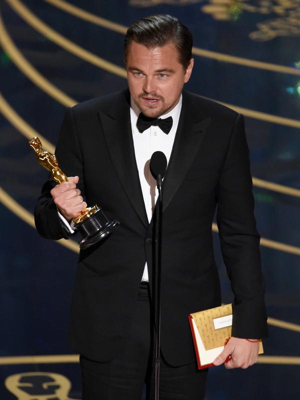 2016 menjadi salah satu tahun paling bersejarah bagi hidup Leonardo DiCaprio. Pemilik nama lahir Leonardo Wilhelm DiCaprio ini akhirnya mendapatkan piala pertamanya di ajang Oscar 2016 setelah empat kali gagal. (Photo by Chris Pizzello/Invision/AP)