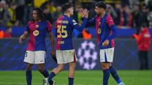 Bek Barcelona asal Prancis, Jules Kounde, bek Barcelona asal Spanyol, Gerard Martin, dan bek Barcelona asal Uruguay #04, Ronald Federico Araujo da Silva, bereaksi setelah Liga Champions UEFA Pertandingan sepak bola leg kedua perempat final antara BVB Borussia Dortmund dan FC Barcelona di Dortmund, Jerman Barat pada 15 April 2025. (Pau BARRENA/AFP)