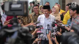 Ketua DPD Partai Golkar Jawa Barat Dedi Mulyadi usai menemui Aburizal Bakrie di Bakrie Tower Kuningan, Jakarta, Jumat (29/9). Pertemuan juga membahas tentang Dedi yang dimintai mahar Rp 10 miliar untuk maju Pilkada Jawa Barat. (Liputan6.com/Faizal Fanani)