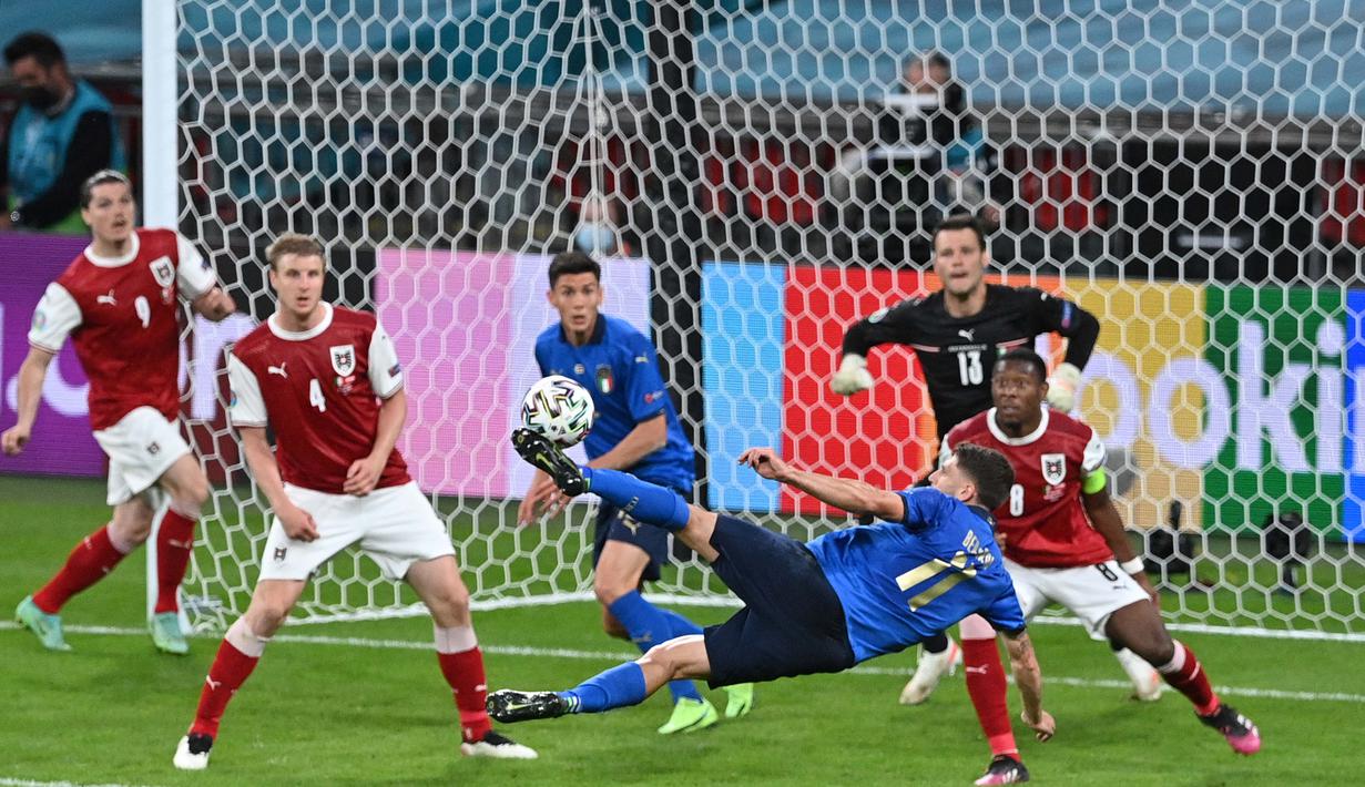 Pemain Italia Domenico Berardi melakukan tendangan gunting ke gawang Austria pada pertandingan babak 16 besar Euro 2020 antara Italia melawan Austria di Stadion Wembley di London, Sabtu (26/6/2021). (Foto: AFP/Pool/Justin Tallis)