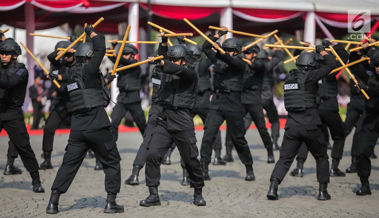 Atraksi bela diri Eskrima Brimob dalam HUT ke-73 Bhayangkara di Monas, Jakarta, Rabu (10/7/2019). HUT ke-73 Bhayangkara ini bertemakan ‘Dengan Semangat Promoter, Pengabdian Polri untuk Masyarakat, Bangsa dan Negara. (Liputan6.com/Faizal Fanani)