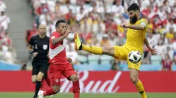 Gelandang Australia, Mile Jedinak, berebut bola dengan gelandang Peru, Christian Cueva, pada laga grup C Piala Dunia di Stadion Fisht, Sochi, Selasa (26/6/2018). Peru menang 2-0 atas Australia. (AP/Gregorio Borgia)