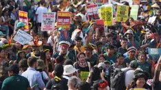 Suku-suku asli melakukan demonstrasi dalam aksi protes di tengah-tengah perhelatan Konferensi Tingkat Tinggi Perubahan Iklim PBB (COP30), di Belem, Brasil, Senin 17 November 2025. Ratusan orang dari suku-suku asli dan komunitas adat melakukan aksi unjuk rasa di tengah-tengah perhelatan Konferensi Tingkat Tinggi Perubahan Iklim PBB (COP30), di Belem, Brasil, Senin 17 November 2025. (AP Photo/Andre Penner)