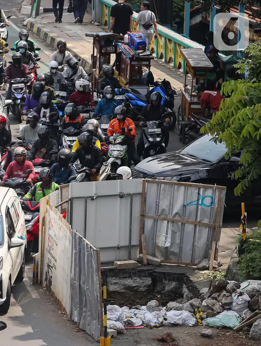 Pramono Anung juga menegaskan pentingnya penertiban lokasi pekerjaan lapangan yang mangkrak atau tidak aktif. (Liputan6.com/Angga Yuniar)
