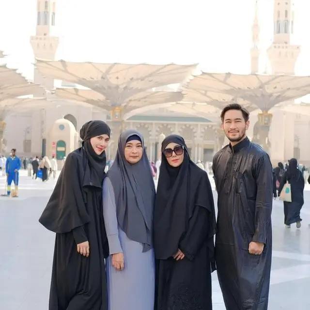 6 Potret Orang Tua Artis Umroh Bareng Besan, Ibu Ayu Ting Ting Curi Perhatian