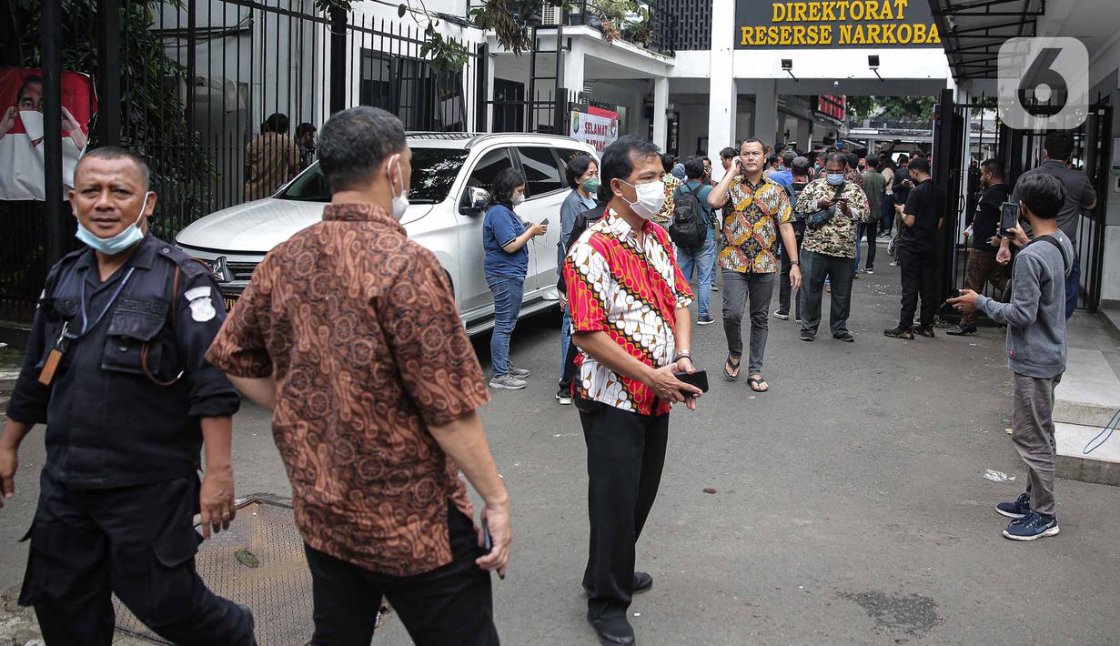 Warga berhamburan usai terjadi gempa di kawasan Polda Metro Jaya, Jakarta, Jumat (14/1/2022). Gempa terasa cukup besar selama beberapa menit. (Liputan6.com/Faizal Fanani)