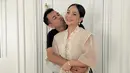 <p>Sebelum berangkat ke Istana, Nagita Slavina pun berfoto bersama sang suami, Raffi Ahmad. [Instagram/ @raffinagita1717]</p>