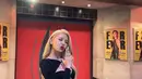 Berpose di hadapan kamera, begini gaya Sooyoung Girls Generation dengan vibe old Hollywood dalam balutan dress hitam. Ia bergaya saat sedang syuting MV FOREVER 1. (FOTO: instagram.com/sooyoungchoi)
