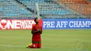 Pemain depan timnas U-16 Indonesia, Kevin Sahali bersimpuh usai mengalahkan timnas U-16 Vietnam pada laga persahabatan di Stadion GBK Jakarta, (3/12/2014). Indonesia unggul 3-2 atas Vietnam. (Liputan6.com/Helmi Fithriansyah)