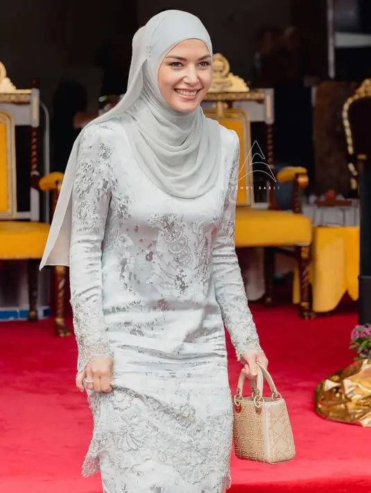 Ia pun menjinjing salah satu koleksi tas mahalnya, yakni Lady Dior berukuran small dengan warna nude [@anis.haikk]