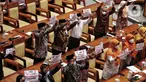 Anggota Fraksi PKS memegang poster bertuliskan “Tolak Kenaikan Harga BBM” saat Rapat Paripurna ke-4 masa persidangan I tahun 2022-2023 di Kompleks Parlemen, Senayan, Jakarta, Selasa (6/9/2022). Seluruh anggota Fraksi PKS DPR RI walk out atau keluar dari ruangan di tengah agenda rapat paripurna DPR RI sebagai bentuk penolakan harga BBM naik. (Liputan6.com/Angga Yuniar)