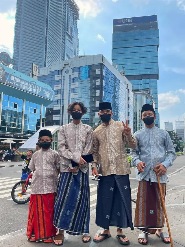 Pulang Salat Jumat, 6 Potret Gaya Gen Halilintar di Sudirman Ini Curi Perhatian