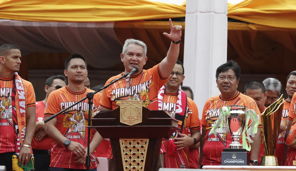 Ketua The Jakmania, Ferry Indrasjarief, memberikan sambutan di Balai Kota, Jakarta, Sabtu (15/12). Pawai tersebut untuk merayakan keberhasilan Persija meraih gelar Juara Liiga 1 Indonesia. (Bola.com/M Iqbal Ichsan)