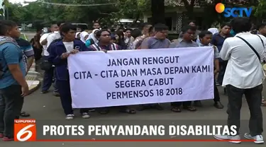 Mereka memprotes peraturan Menteri Sosial Nomor 18 Tahun 2018 yang memberi peluang jajaran di Kementerian Sosial menghilangkan atau mengubah panti menjadi balai.