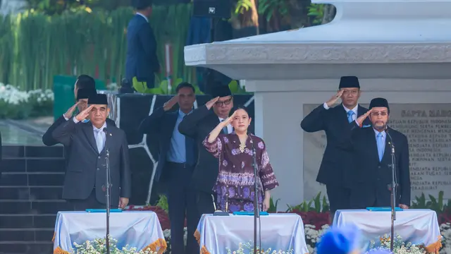 Ketua DPR Puan Maharani (tengah) saat mengikuti  upacara Hari Kesaktian Pancasila di Lubang Buaya, Jakarta Timur (1/10/2025), Puan terlihat memberi hormat tangan saat pengibaran Bendera Merah Putih. (Istimewa)
