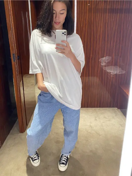 Agnez Mo, tampil simple dengan tshirt putih dan celana denim. Namun siapa sangka tshirt tersebut dari brand Balenciaga, seharga Rp5 jutaan. @agnezmo.