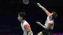 Ganda putra Indonesia, Marcus Gideon dan Kevin Sanjaya mengembalikan kok ke arah Lee Yang dan Wang Chi-Lin (Chinese Taipei) pada babak perempat final Piala Sudirman 2019 di Nanning, China, Jumat (24/5/2019). Indonesia mengungguli Chinese Taipei 1-0 di perempat final Piala Sudirman. (WANG ZHAO/AFP)